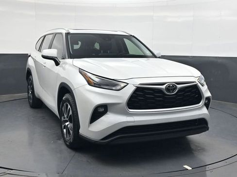 Used 2023 Toyota Highlander XLE image 2