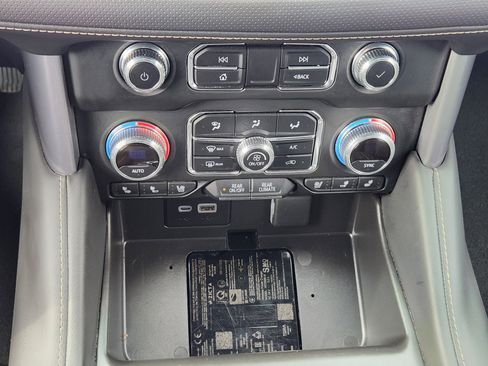 Used 2024 GMC Yukon XL SLT image 20