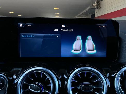 Used 2025 Mercedes-Benz GLA 250 image 33