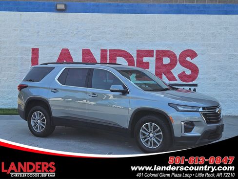 Used 2023 Chevrolet Traverse LT FWD image 1