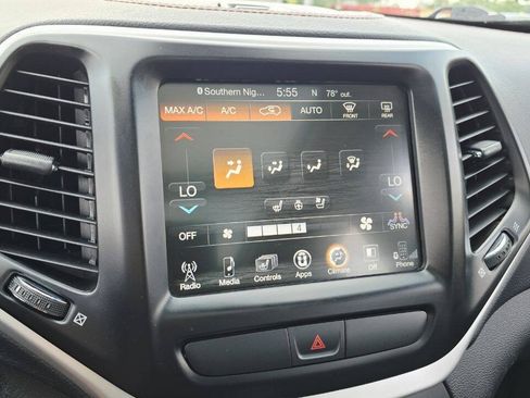 Used 2018 Jeep Cherokee Trailhawk AWD/4WD image 19