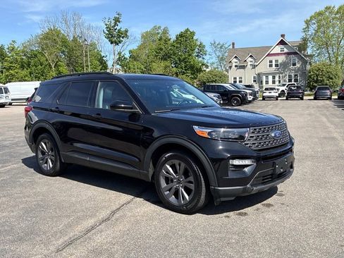 Used 2023 Ford Explorer XLT w/ Equipment Group 202A AWD/4WD image 3