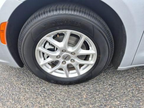 Used 2022 Chrysler Pacifica Touring-L FWD image 10