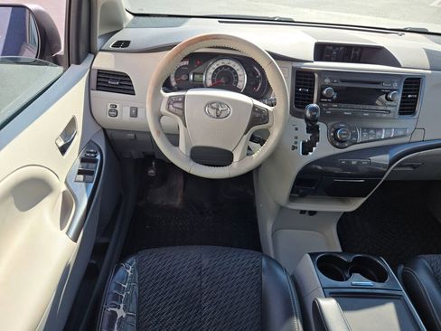 Used 2012 Toyota Sienna SE image 16