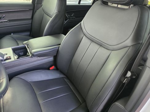 Certified 2025 Land Rover Range Rover SE AWD/4WD image 12