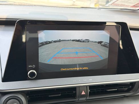 Used 2025 Toyota Prius LE FWD image 25