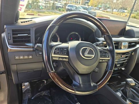 Used 2020 Lexus LX 570 4WD w/ 3rd Row & Luxury Pkg image 27
