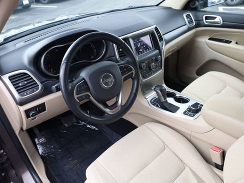 Used 2019 Jeep Grand Cherokee Laredo image 11