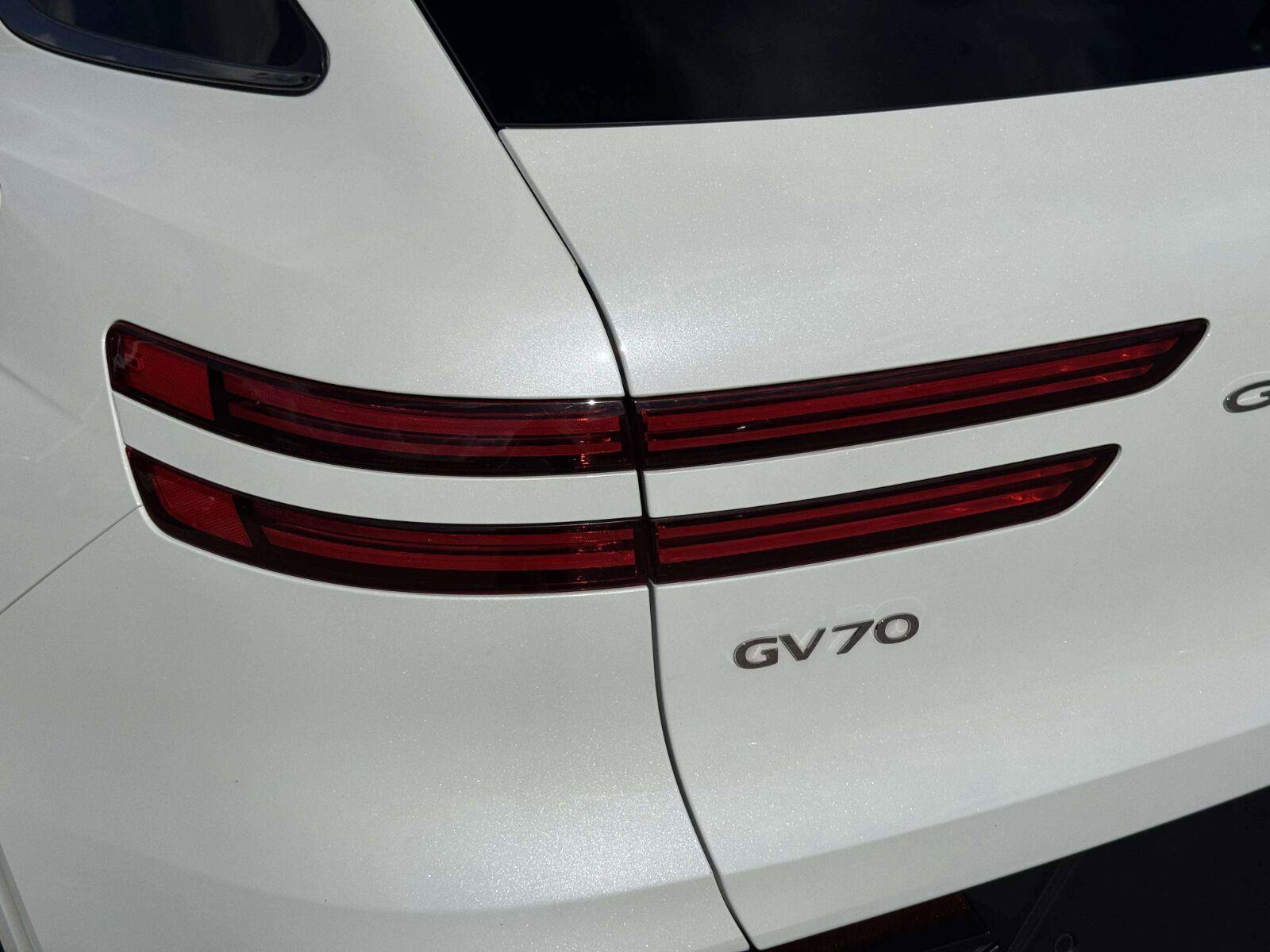 Used 2022 Genesis GV70 2.5T w/ Sport Prestige Package AWD/4WD image 14