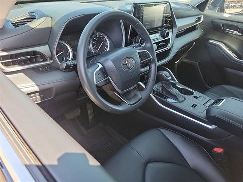 Used 2022 Toyota Highlander XLE image 6