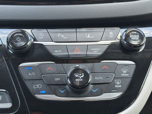 Used 2024 Chrysler Pacifica Touring-L FWD image 6