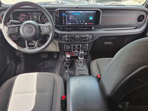 Used 2024 Jeep Wrangler Unlimited Rubicon AWD/4WD image 13