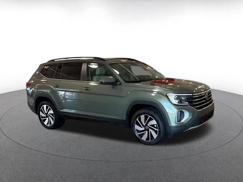 Used 2026 Volkswagen Atlas SE FWD image 2