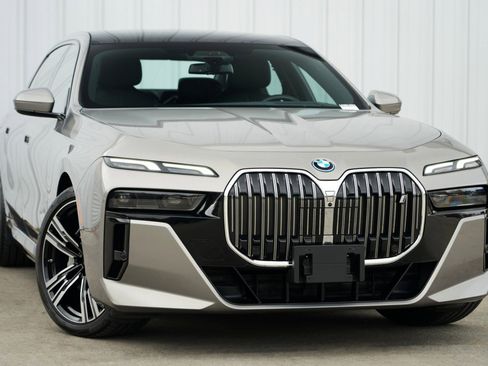 Used 2023 BMW i7 xDrive60 image 4