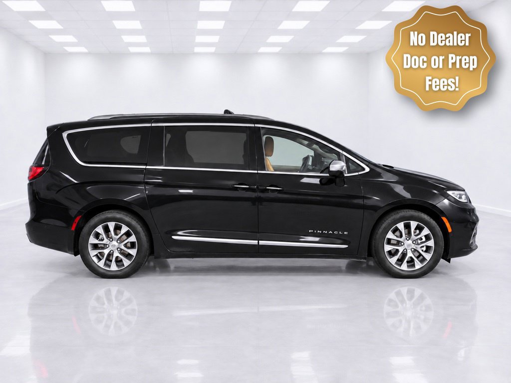 Used 2023 Chrysler Pacifica Pinnacle FWD image 2