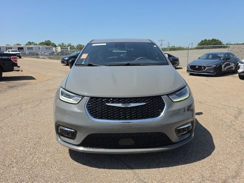 Used 2025 Chrysler Pacifica Select FWD image 2