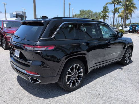 Used 2023 Jeep Grand Cherokee Overland w/ Luxury Tech Group IV AWD/4WD image 5