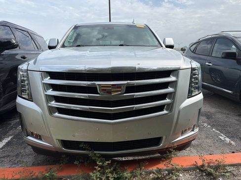 Used 2020 Cadillac Escalade Luxury RWD image 2