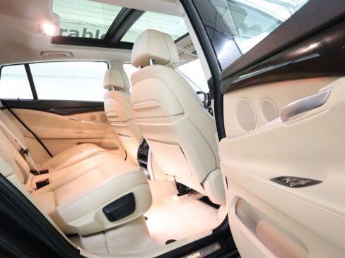 Used 2017 BMW 550i Gran Turismo xDrive image 11