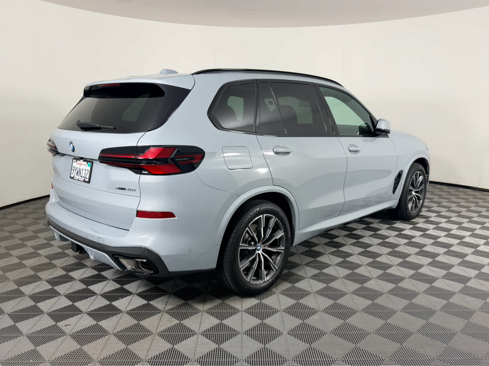 Used 2026 BMW X5 xDrive40i w/ M Sport Package AWD/4WD image 3