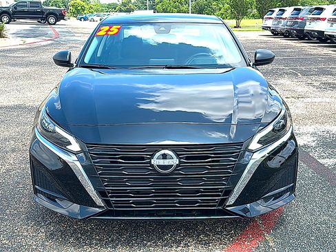 Used 2025 Nissan Altima 2.5 SV FWD image 11