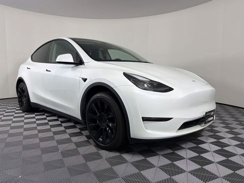 Used 2023 Tesla Model Y 2WD image 7
