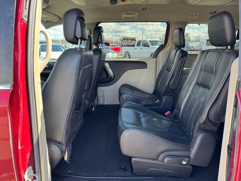 Used 2015 Chrysler Town & Country Touring image 16