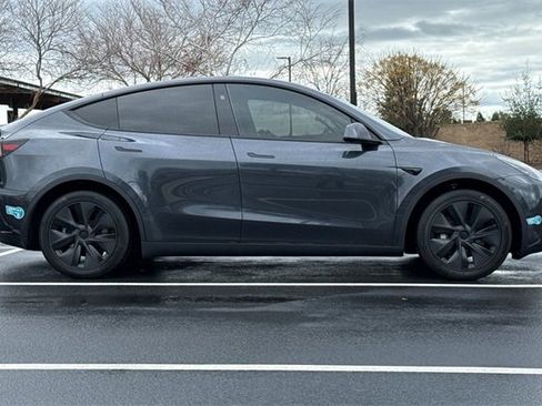 Used 2025 Tesla Model Y Long Range image 5