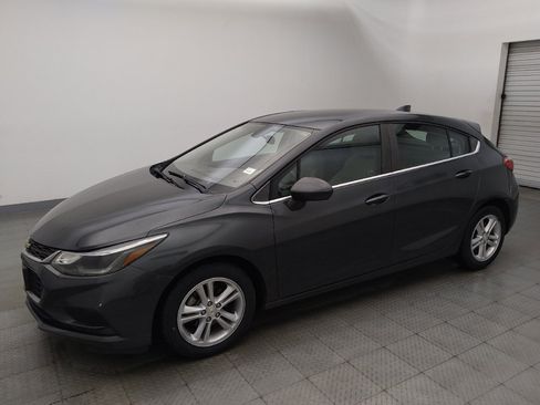 Used 2017 Chevrolet Cruze LT FWD image 2