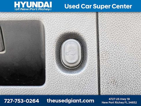 Used 2018 Chevrolet Suburban Premier RWD image 13