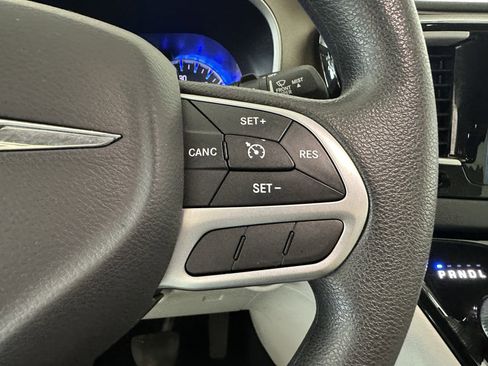 Used 2017 Chrysler Pacifica Touring w/ Tire & Wheel Group FWD image 16