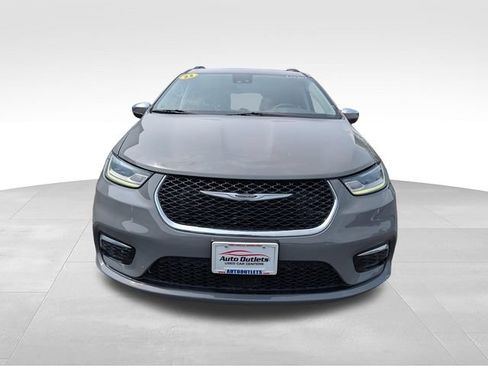 Used 2023 Chrysler Pacifica Limited FWD image 2