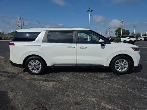 Used 2024 Kia Carnival LX FWD image 5