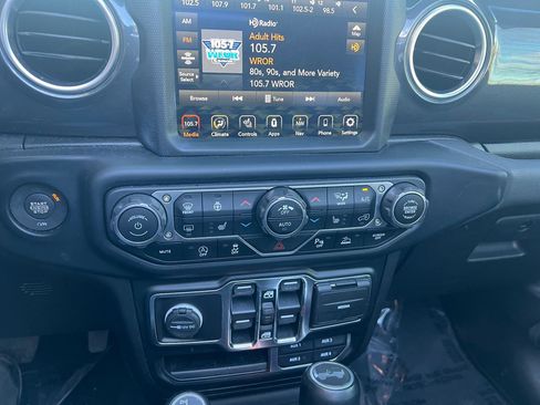 Used 2022 Jeep Wrangler Unlimited Sahara AWD/4WD image 21