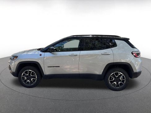 Used 2025 Jeep Compass Trailhawk AWD/4WD image 3