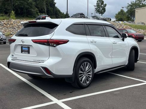 Used 2023 Toyota Highlander Platinum AWD/4WD image 3