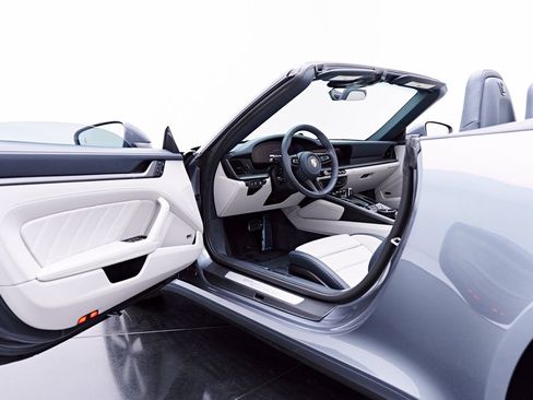 Used 2025 Porsche 911 Carrera RWD image 45