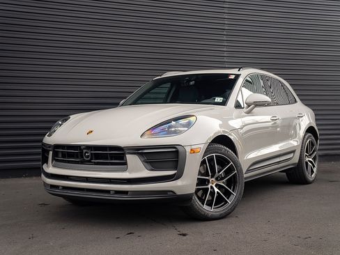 Certified 2025 Porsche Macan AWD/4WD image 1