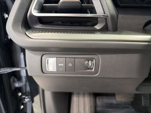 Used 2025 Chevrolet Traverse LT FWD image 9