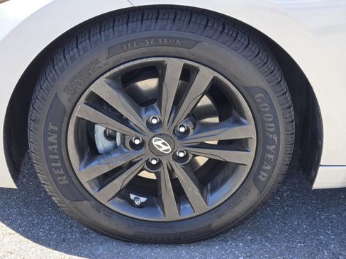 Used 2017 Hyundai Elantra SE image 13