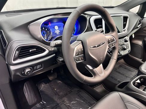 New 2026 Chrysler Pacifica Select AWD/4WD image 12