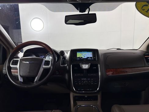 Used 2015 Chrysler Town & Country Limited Platinum FWD image 24