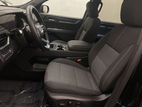 Used 2025 GMC Acadia Elevation image 13