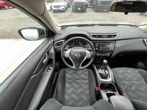 Used 2016 Nissan Rogue SV w/ SV Moonroof Package image 28