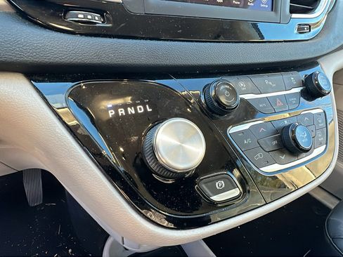 Used 2020 Chrysler Pacifica Touring-L image 31