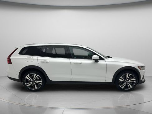 Used 2025 Volvo V60 B5 Cross Country Plus AWD/4WD image 4