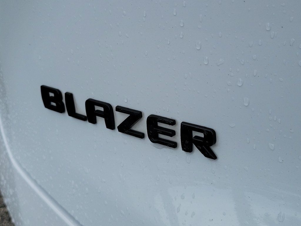 Used 2021 Chevrolet Blazer LT w/ LPO, Black Accent Package FWD image 9