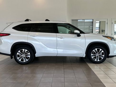Used 2022 Toyota Highlander XLE AWD/4WD image 3
