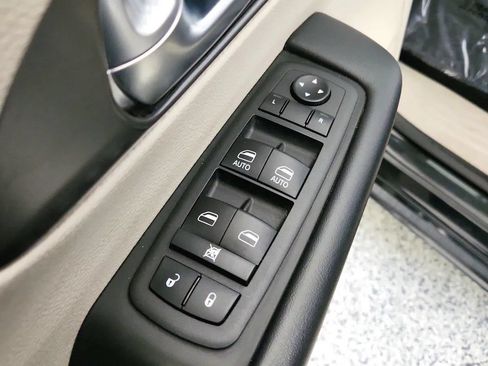 Used 2023 Chrysler Pacifica Touring-L FWD image 21