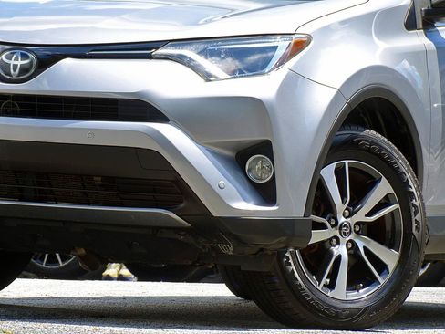 Used 2017 Toyota RAV4 XLE AWD/4WD image 7